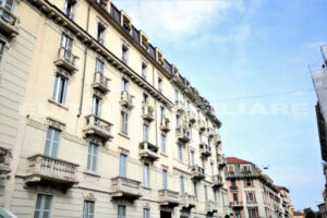 Facciata classica milanese di un edificio residenziale con balconi, tipica di un bilocale a Milano.