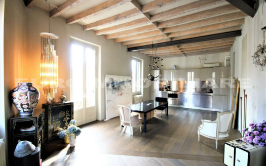 Cucina moderna e raffinata con zona pranzo in un appartamento ristrutturato di Milano, con un mix di stili classico e contemporaneo.