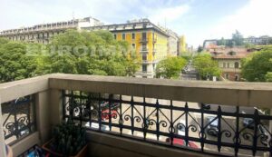 Balcone di elegante quadrilocale in affitto a Milano